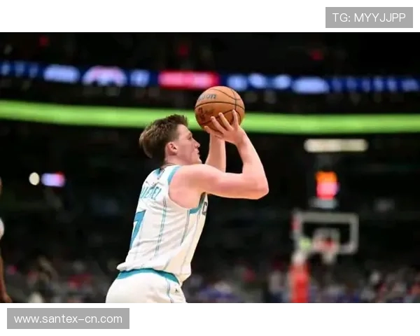 克尼佩尔半场表现出色四投三中三分命中率高达六成贡献八分两篮板 克尼佩尔半场表现出色四投三中三分命中率高达六成贡献八分两篮板